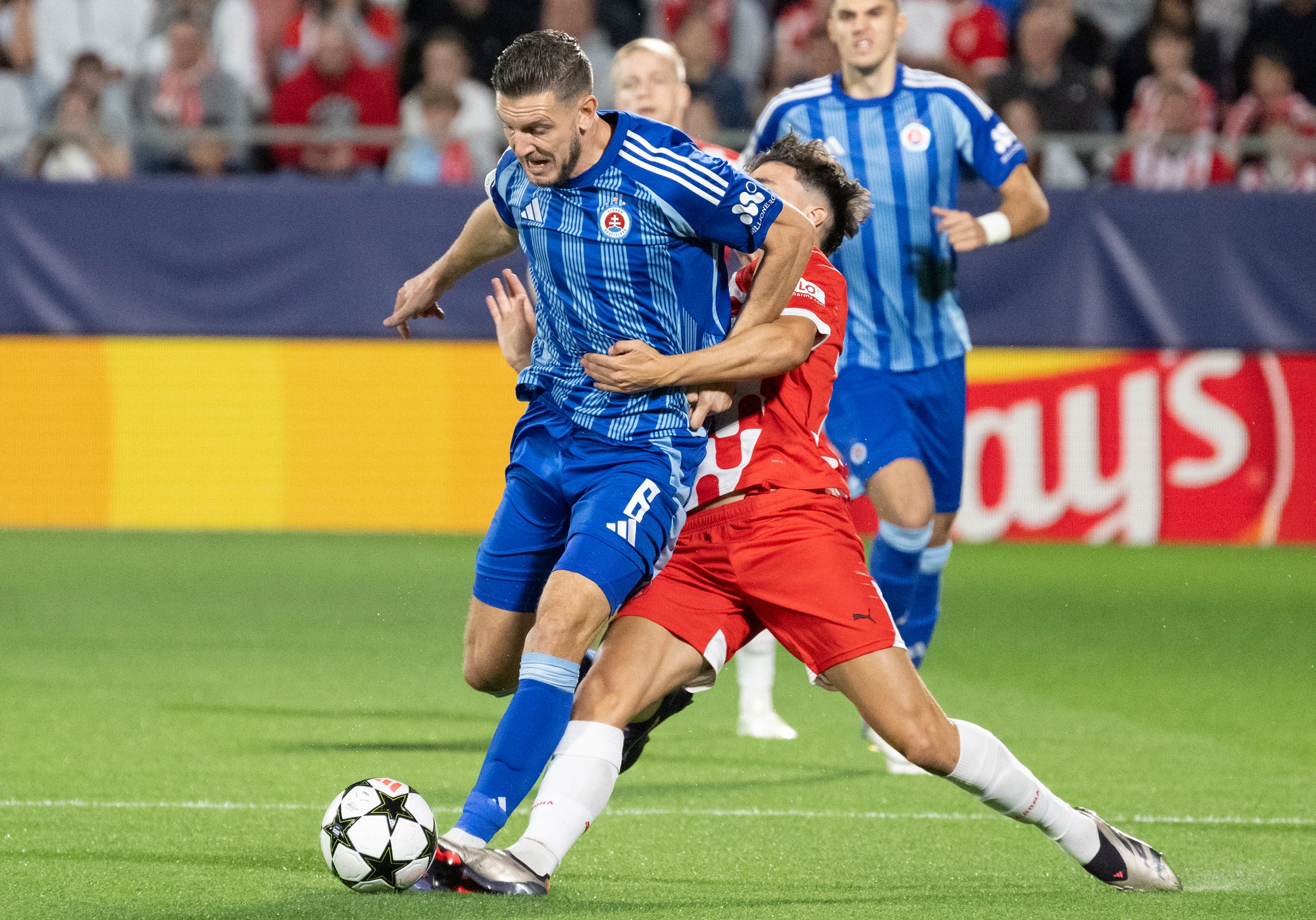 Kevin Wimmer (vľavo) z ŠK Slovan Bratislava a Alejandro Frances (uprostred).