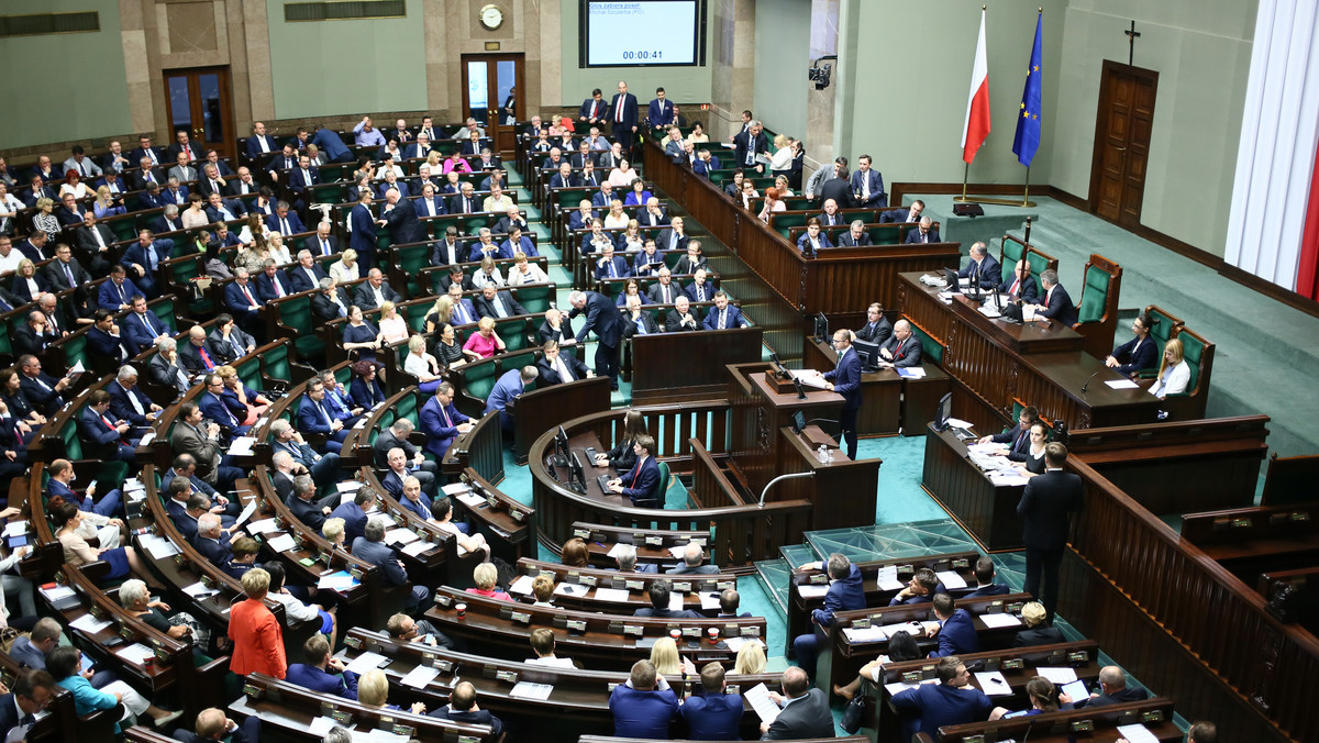 Trwa kolejny gorący dzień w Sejmie. Posłowie zakończyli wczesnym popołudniem głosowanie nad poprawkami Senatu do ustawy o Trybunale Konstytucyjnym. Na sali sejmowej nie brakowało emocji i ostrych słów. Tymczasem zgodnie z decyzją posłów Małgorzata Wassermann z PiS została szefową komisji śledczej ds. Amber Gold. Z kolei Grzegorz Schetyna, przewodniczący PO, zapowiedział wniosek o odwołanie marszałka Sejmu. W Sejmie przemawiał też prezes TK Andrzej Rzepliński. Zaapelował do prezydenta o zawetowanie ustawy o TK. Śledź bieżące wydarzenia w naszej relacji!