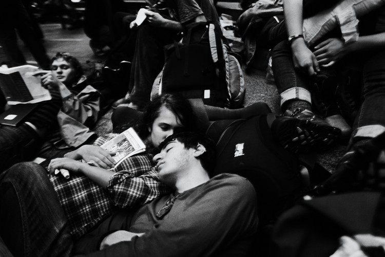 Nowy Jork. Rozpoczęło się od happeningu 17 września w okolicach Wall Street przeciwko nierównościom w zarobkach. Potem demonstranci przenieśli się do parku Zuccotti, a ich protest zyskał szeroki rozgłos w kraju i zagranicą. Policja usnęła ich 15 listopada. Zdjęcia Tomasza Lazara otrzymały pierwsze miejsce za fotoreportaż w kategorii 