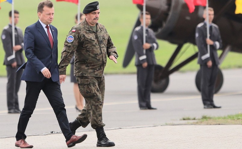 Szef MON podkreślał, że pokazy lotnicze w Radomiu "to wielkie wydarzenie o olbrzymiej skali, jedno z największych w Europie". Dziękował wszystkim tym, którzy przyczynili się do zorganizowania pokazów oraz tym, którzy przyszli je oglądać. "Mamy coś takiego we krwi, my Polacy, że jesteśmy zachwyceni tym, co można nazwać sztuką lotniczą" - powiedział Mariusz Błaszczak, życząc widzom "wielu wrażeń i doznań".