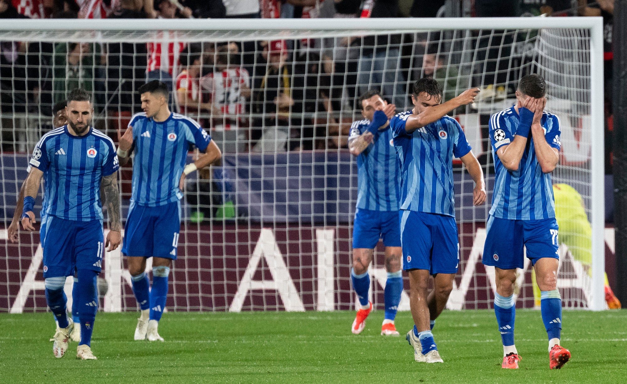 Hráči Slovana reagujú po inkasovaní druhého gólu sprava Danylo Ignatenko, Dávid Strelec, Guram Kašia, Marko Tolič a Tigran Barseghjan.