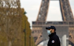 Ponad 1400 zgonów w ciągu doby we Francji. Aż 820 w domach opieki