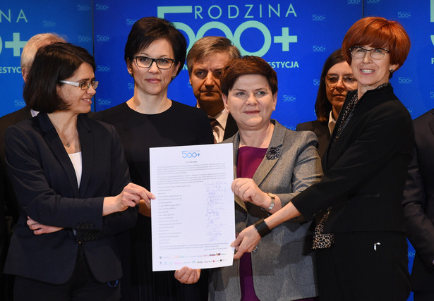 Uroczystości podpisania listu intencyjnego o współpracy 18 banków w programie "Rodzina 500 plus" na Giełdzie Papierów Wartościowych w Warszawie.