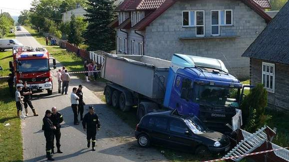 "Echo Dnia": Na drodze powiatowej przebiegającej przez Życiny w powiecie kieleckim doszło do groźnego wypadku. Ciężarówka uderzyła w osobówkę. Ranne zostały trzy osoby w tym pięciomiesięczne dziecko, które śmigłowcem przetransportowano do szpitala.