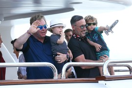 Ovako danas izgledaju SINOVI koje ELTON DŽON ODGAJA SA MUŽEM! Lica dečaka niko nije video GODINAMA - nose NAJORIGINALNIJE FRIZURE i kao da su blizanci