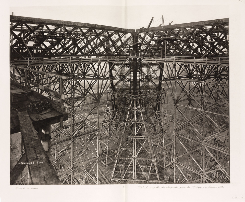 Budowa wieży Eiffla: żeliwna konstrukcja i rusztowania. Styczeń 1888 r. Fotografia pochodzi z książki Eiffla, "La Tour de Trois Cents Metres"