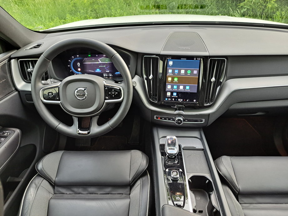 Volvo XC60 ma kokpit bez udziwnień i nietypowych rozwiązań. Dzięki temu ergonomia jest bez zarzutu.