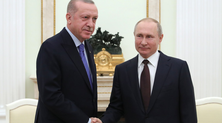 Egymásra támaszkodva vonult ki a Putyin és Erdogan, török elnök a üzbegisztáni csúcstalálkozóról. / Fotó: Northfoto