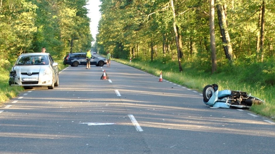 Policja ustala okoliczności wypadku na DW 483