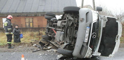 Bus zderzył się z autem, jest wielu rannych! ZDJĘCIA