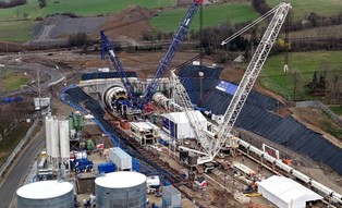 Zaczęli budować dwa najdłuższe tunele kolejowe w Polsce. Drążą je pod górami gigantyczne maszyny [ZDJĘCIA]