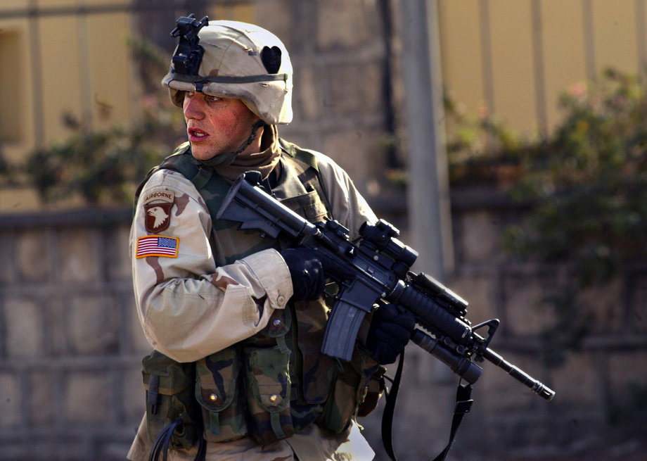 Żołnierz 101. Dywizji Powietrznodesantowej w Mosulu