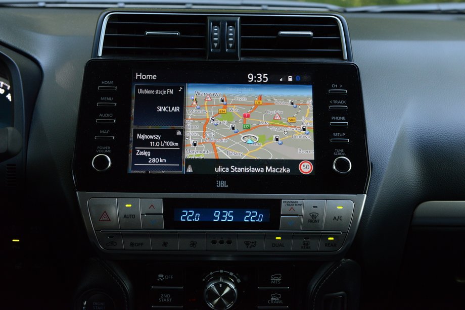 Toyota Land Cruiser ma na pokładzie nowoczesny system multimedialny z dobrą nawigacją i łącznością z internetem. W razie potrzeby można też skorzystać z Android Auto lub Apple Carplay. To nowa opcja w tym modelu.