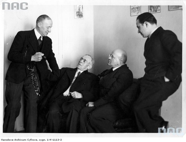 Ludwik Solski w towarzystwie red. Witolda Giełżyńskiego, Jerzego Boczkowskiego i Władysława Marta w redakcji 'Ilustrowanego Kuriera Codziennego' w Warszawie (rok 1935)