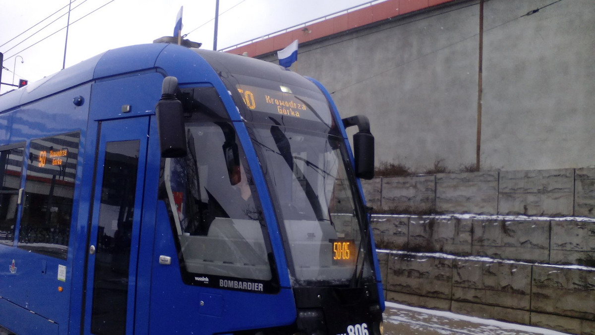 Kraków: Dlaczego tramwaje i autobusy mają biało-niebieskie flagi? 