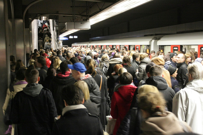 Stacja została zamknięta w związku z budową przejścia między pierwszą a drugą linią metra