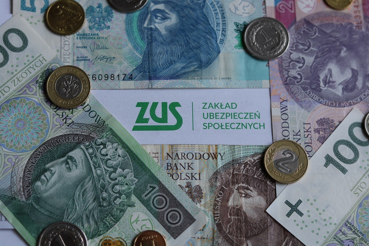 zus emerytury renty emeryci renciści świadczenia świadczeniobiorcy zasiłki wypłaty pieniądze banknoty monety