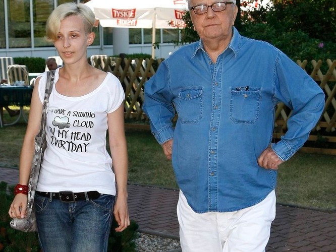 Podgolona fryzura, wytarte dżinsy, t-shirt z nadrukiem. Swobodnie, lecz modnie.