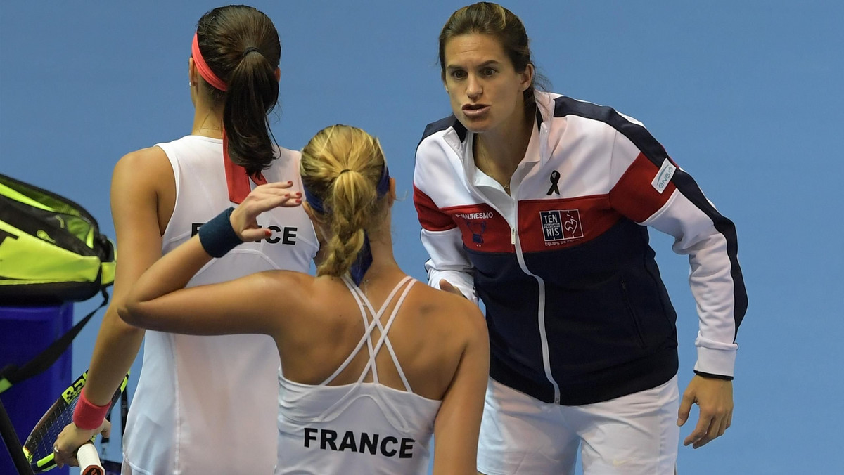 Była numer 1 rankingu ATP Amelie Mauresmo zrezygnowała z funkcji kapitana reprezentacji Francji w Pucharze Federacji. W niedzielę Francuzki przegrały finał tej imprezy z Czeszkami 2:3, ale nie to jest powodem decyzji. 37-letnia Mauresmo spodziewa się bowiem drugiego dziecka