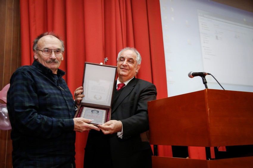 Dušan Petričić prima nagradu od Miroslava Milićevića, potpredsednika Saveta za borbu protiv korupcije