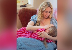 Ćerku Brusa Vilisa napali jer doji trogodišnju dete