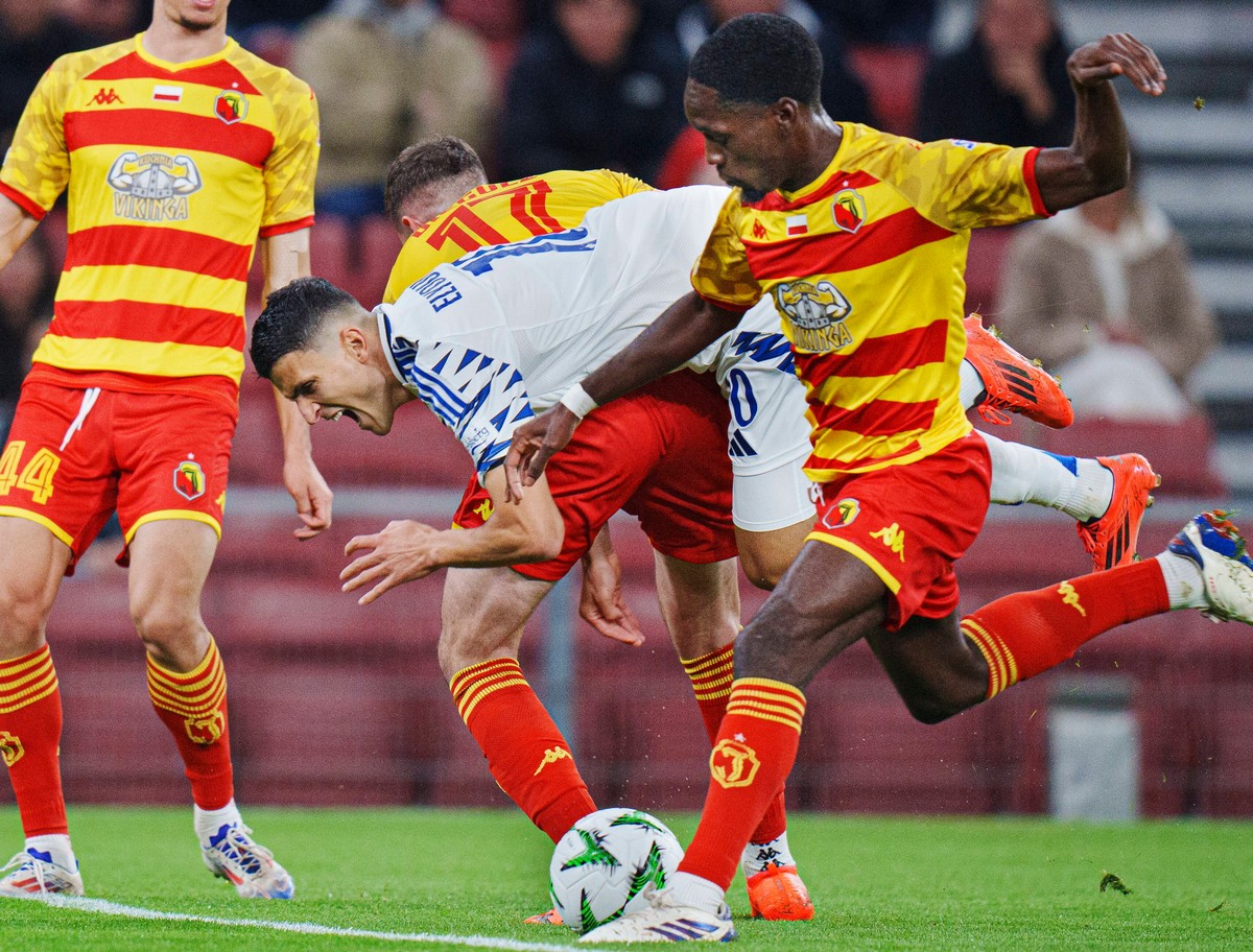 Jagiellonia Białystok – Petrocub Hincesti. O której dziś? Gdzie oglądać? (na zdjęciu Aurélien Nguiamba)