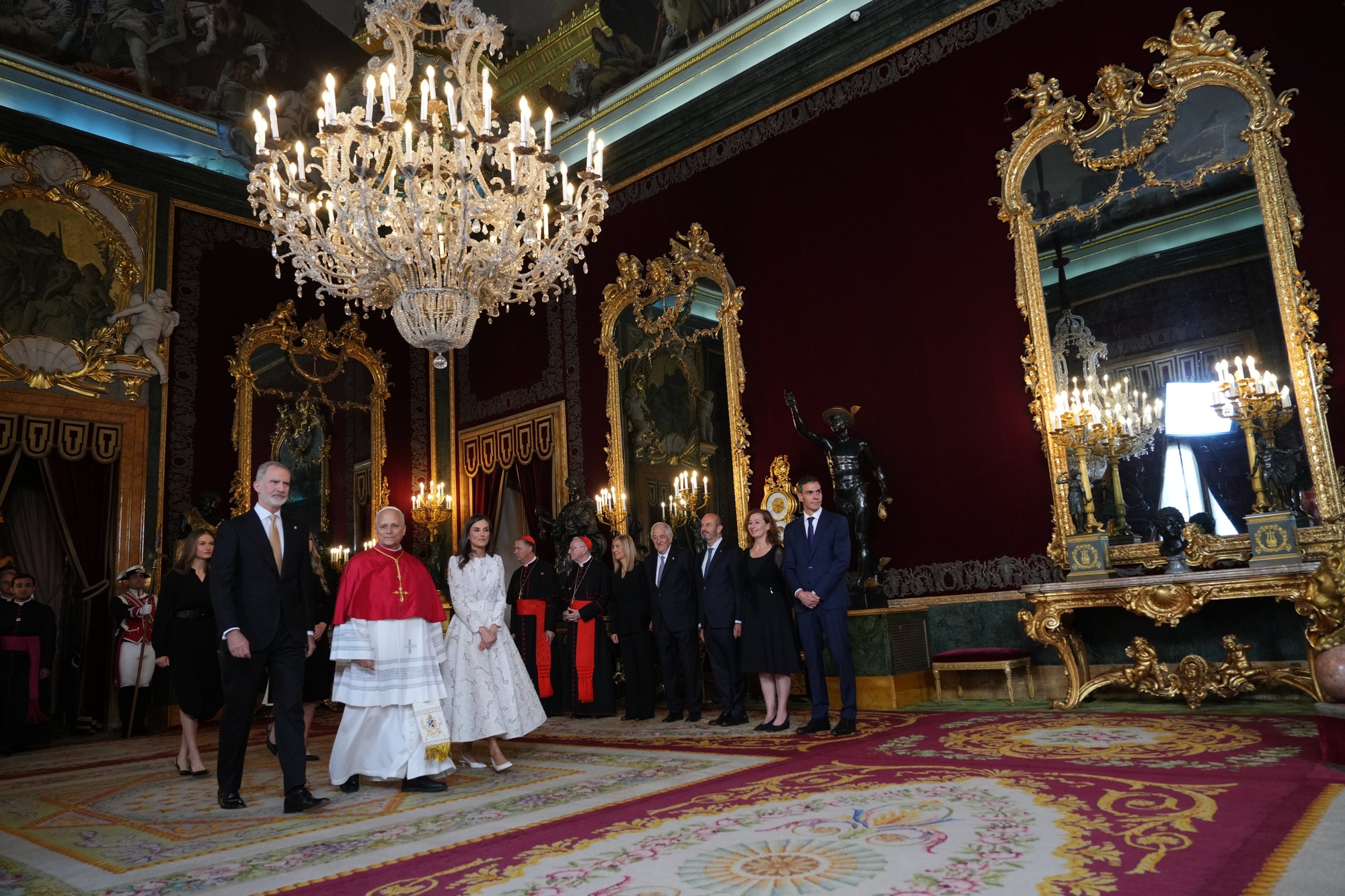 Španielsky kráľ Filip VI. (vľavo), pápež Lev XIV. a španielska kráľovná Letizia.