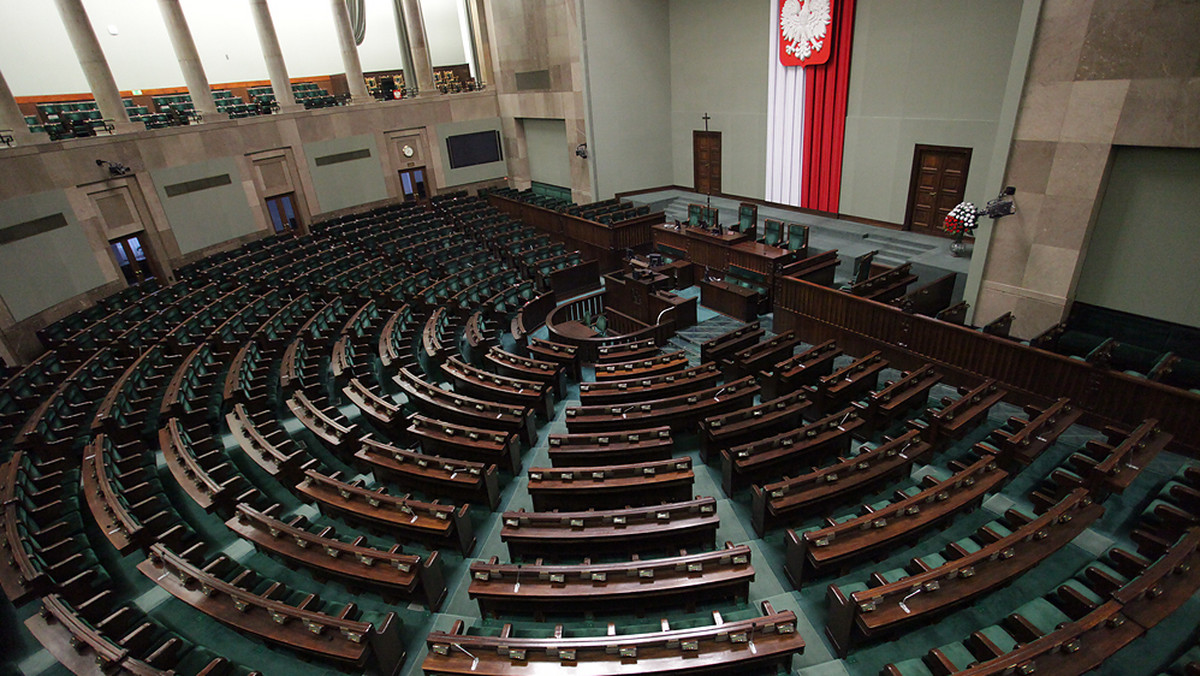 Większość Polaków jest za zmianami przepisów o umowach-zleceniach i o dzieło, które rozważa rząd. 61 proc. popiera odprowadzanie od nich składek, nawet jeśli z tego powodu dostaliby mniej na rękę – wynika z sondażu IBRiS Homo Homini dla "Rzeczpospolitej".