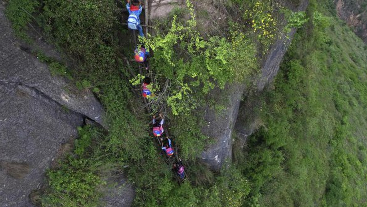 Dzieci w prowincji Sichuan w Chinach wspinają się na prawie 800-metrowy klif, by dostać się do szkoły. Droga jest nie tylko wyczerpująca, ale i równie niebezpieczna.