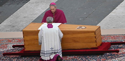 Ostatnia droga Benedykta XVI. Poruszające zdjęcia z pogrzebu papieża w Watykanie