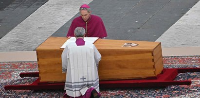 Ostatnia droga Benedykta XVI. Poruszające zdjęcia z pogrzebu papieża w Watykanie