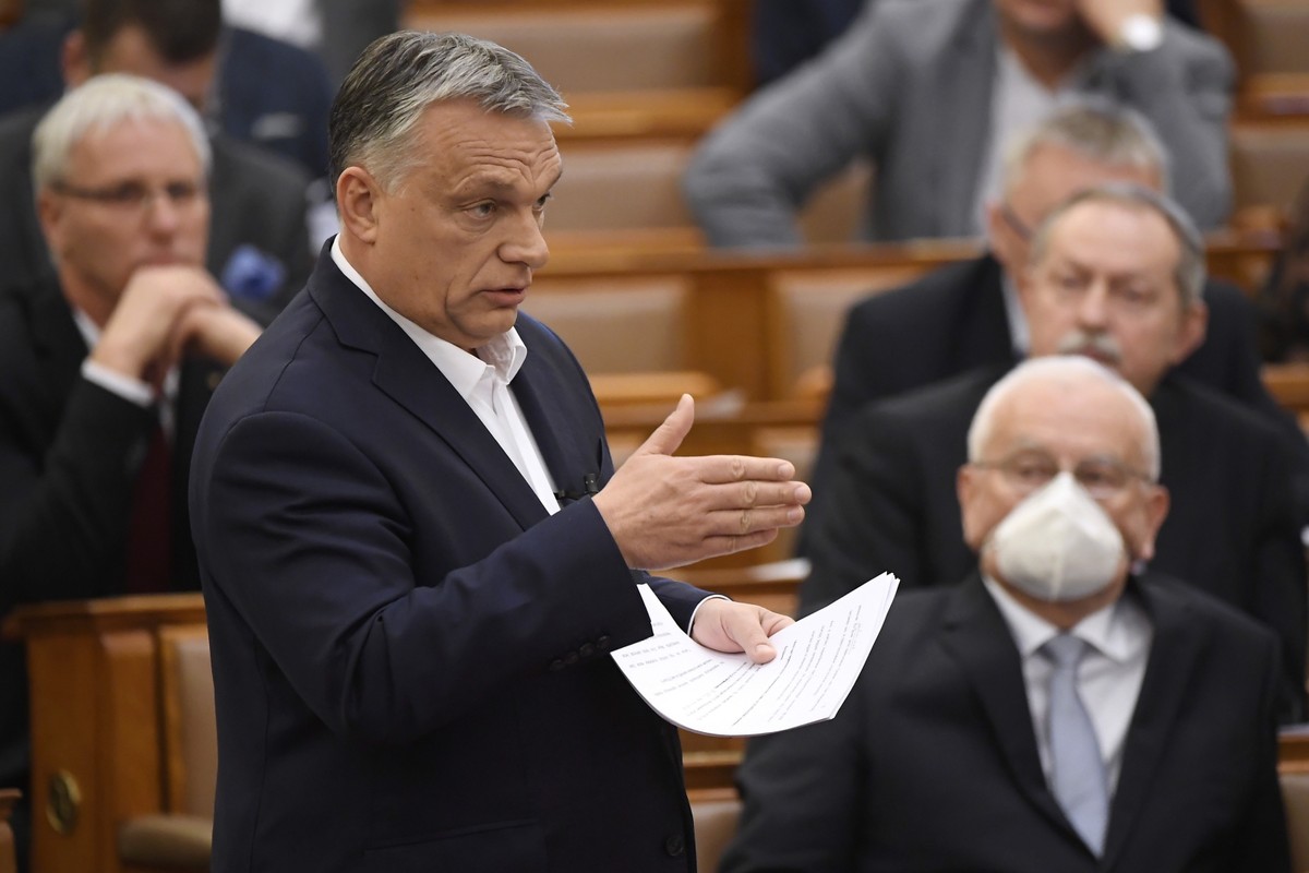 Rząd Viktora Orbana będzie sprawować władzę poprzez dekrety, a ich czas obowiązywania nie jest ograniczony czasowo. De facto oznacza to zawieszenie parlamentu i kompletną marginalizację opozycji