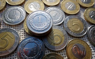 Dobry dzień dla polskiej waluty. Złoty umocnił się wobec euro, dolara i franka
