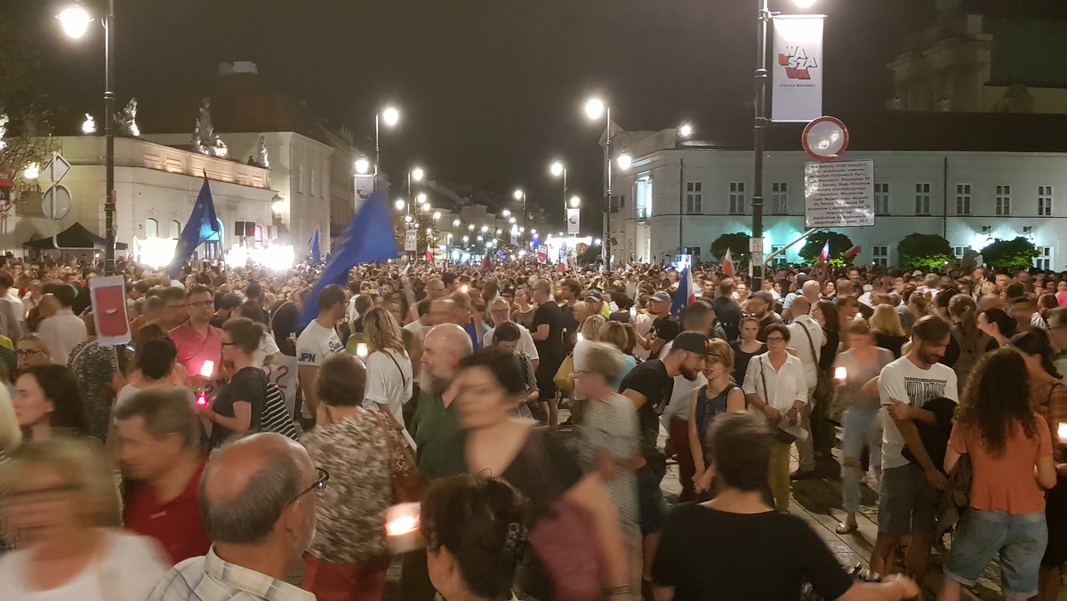 Protest przed Pałacem Prezydenckim. Policja użyła gazu