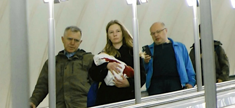 Szła przez moskiewskie metro z zakrwawioną lalką. "Rosyjskie wojsko zabija dzieci w Ukrainie"