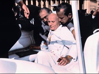Jan Paweł II chwilę po zamachu, Watykan, 13 maja 1981 r.
