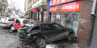 Samochód uderzył w aptekę. Wcześniej stało się to ...