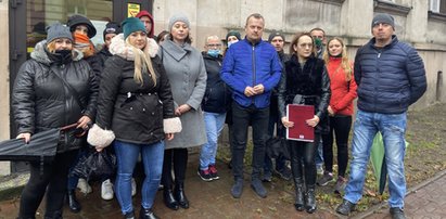 Protest w sosnowieckiej podstawówce:  Rodzice, uczniowie i grono pedagogiczne nie chcą by w szkole uczyła była dyrektorka