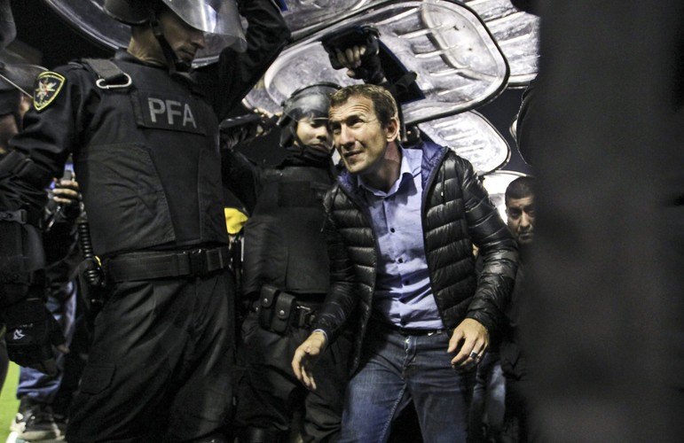 Kibice Boca Juniors zaatakowali gazem piłkarzy River Plate