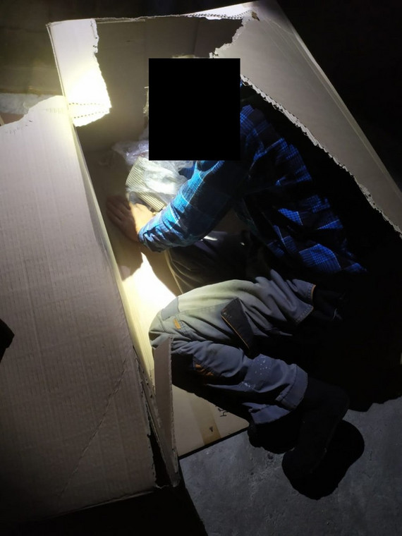 52-latek ukrywający się przed mundurowymi w kartonie na strychu swego domu 
