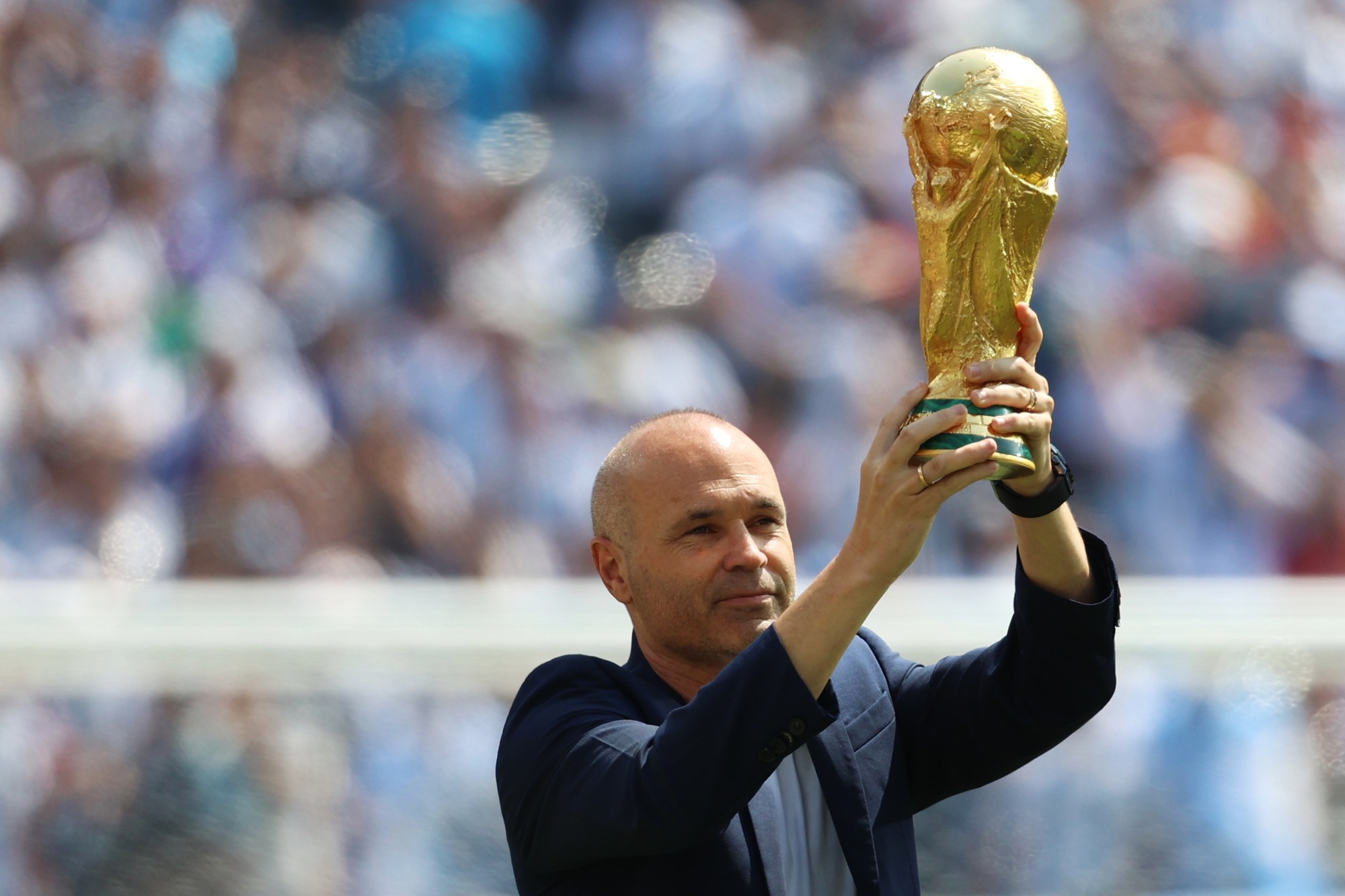 Bývalý španielsky futbalista Andrés Iniesta zdvíha trofej pre víťaza MS 2026. 