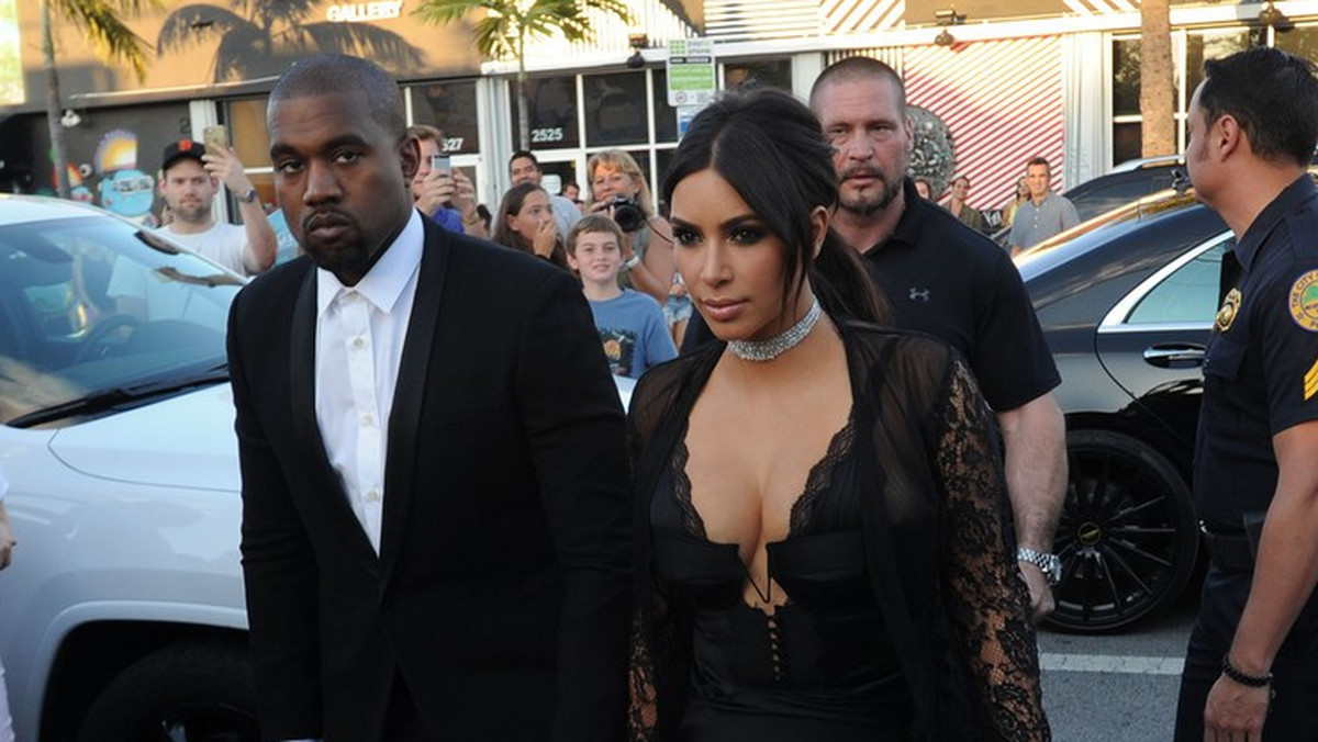 Kim i Kourtney Kardashian na ślubie