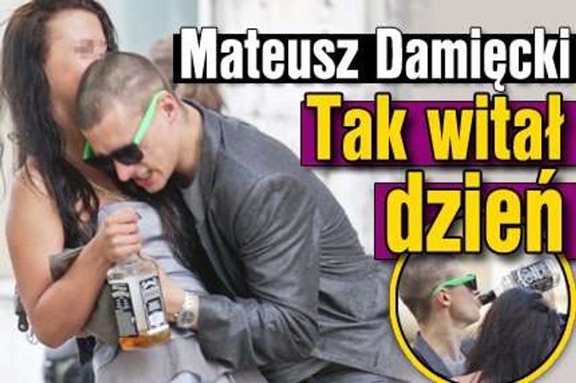 Damięcki wita poranek z butelką i brunetką