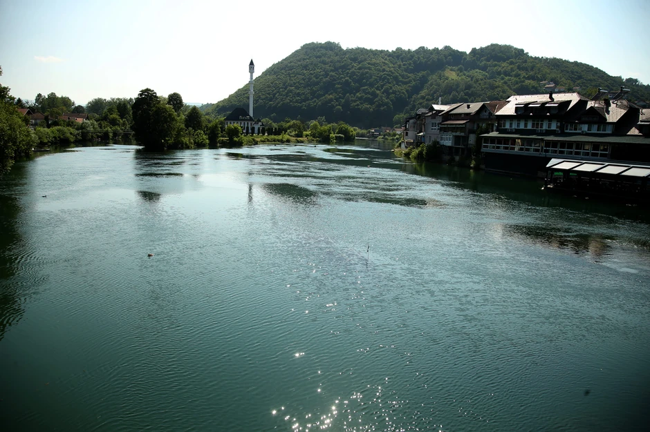 Bosanska Otoka, džamija na adi