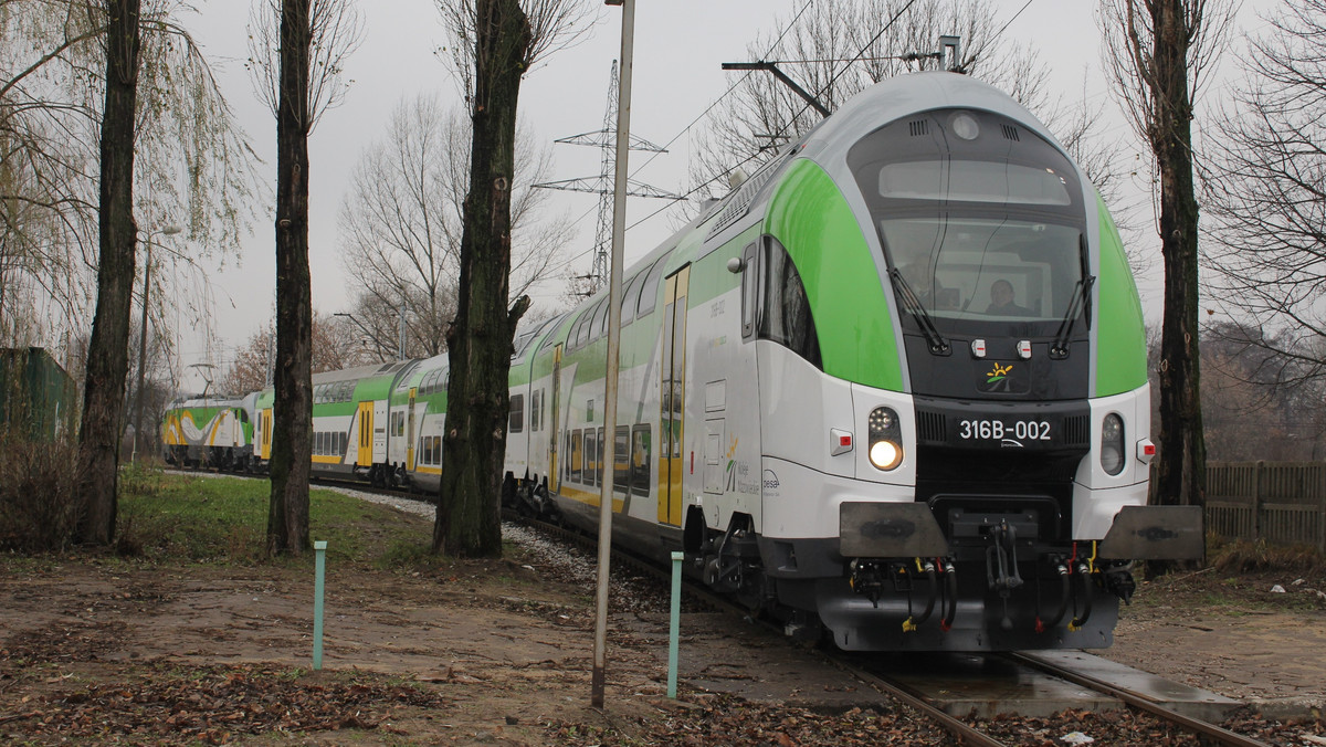 Dodatkowy pociąg na trasie Warszawa-Siedlce, więcej składów na odcinku Dworzec Wileński – Wołomin Słoneczna, zamknięcie odcinków Garwolin – Dęblin czy Warszawa Włochy – Grodzisk Maz. To niektóre ze zmian, jakie planują w najbliższym czasie Koleje Mazowieckie. Nowy rozkład zacznie obowiązywać za dwa tygodnie.