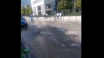 Csőtörés a Csörsz utcában: beszakadt az úttest, elzárták a vizet a környező épületekben - videó