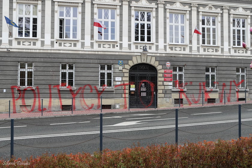 Tarnów. Wulgarne grafiiti na ścianie urzędu miasta. "Politycy to k..."