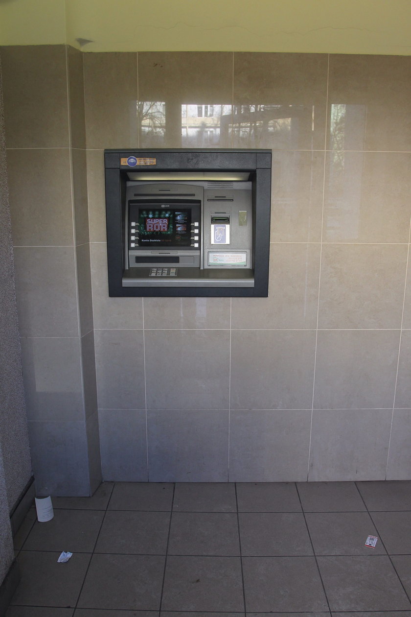W tym bankomacie na Woli oszuści bankowi zamontowali specjalne nakładki i kamerki