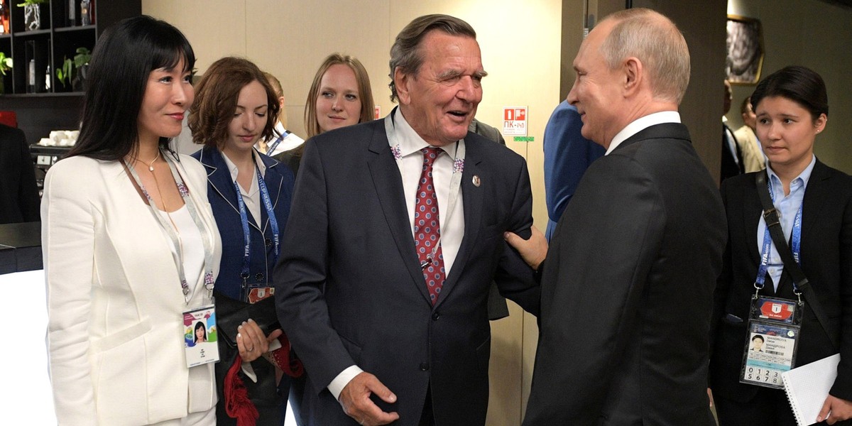 Gerhard Schroeder i Władimir Putin przyjaźnią się od lat. Na zdjęciu podczas mundialu w Rosji latem 2018 r.