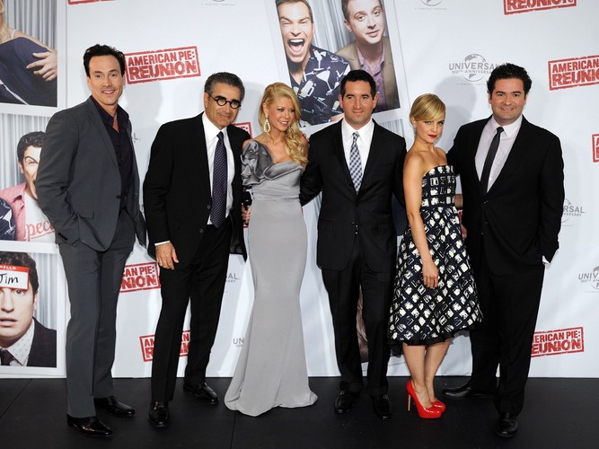 Chris Klein, Eugene Levy, Tara Reid i Mena Suvari oraz Jon Hurwitz i Hayden Schlossberg